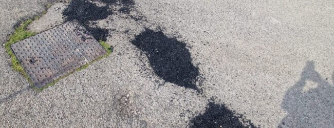 Benevento, a via Francesco Galanti residenti riparano da soli le buche…