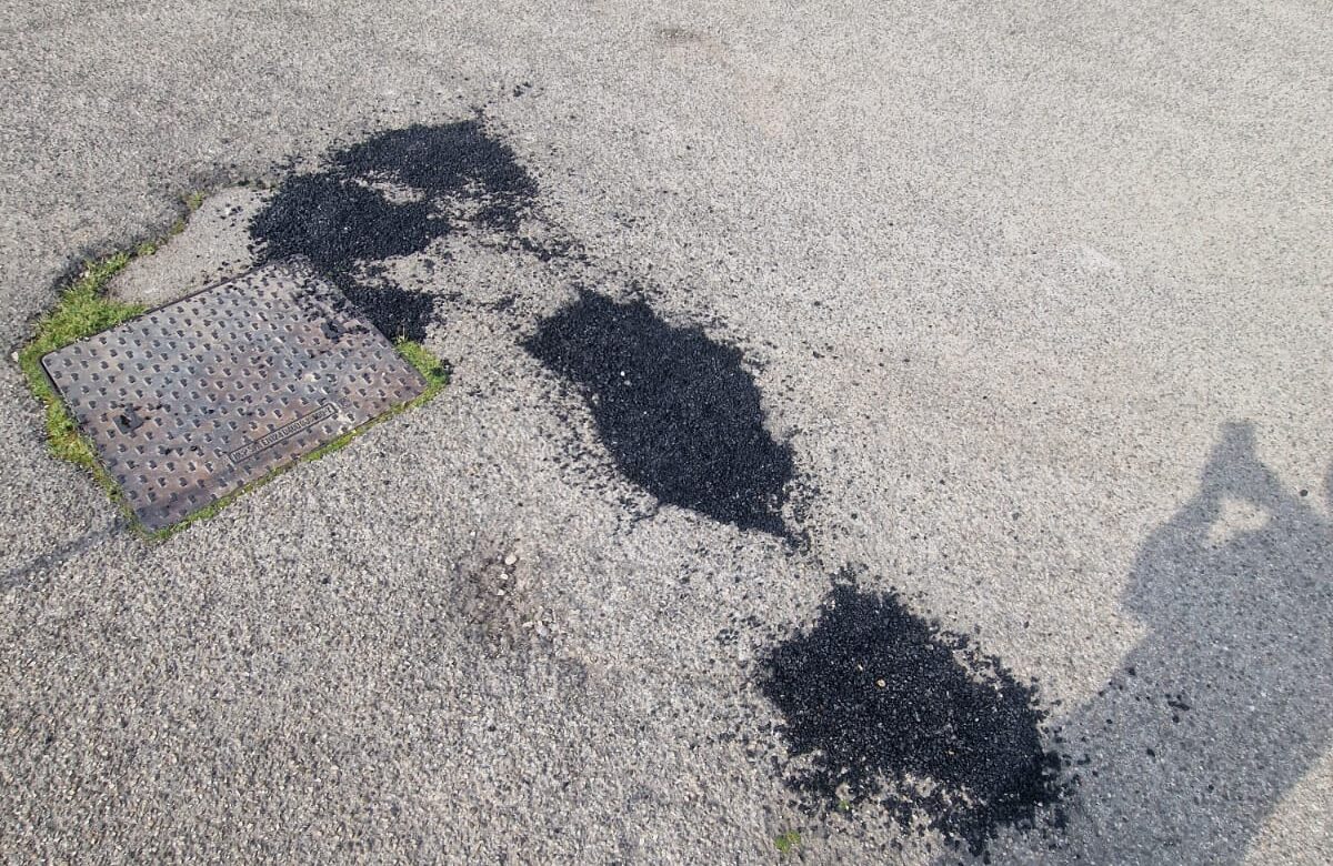 Benevento, a via Francesco Galanti residenti riparano da soli le buche…