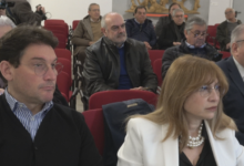 Elezioni provinciali, nessuna terzietà: Presidente di Seggio e Responsabile dell’ufficio elettorale in prima fila alla conferenza stampa politica di Mastella