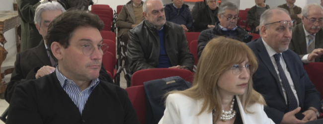 Elezioni provinciali, nessuna terzietà: Presidente di Seggio e Responsabile dell’ufficio elettorale in prima fila alla conferenza stampa politica di Mastella