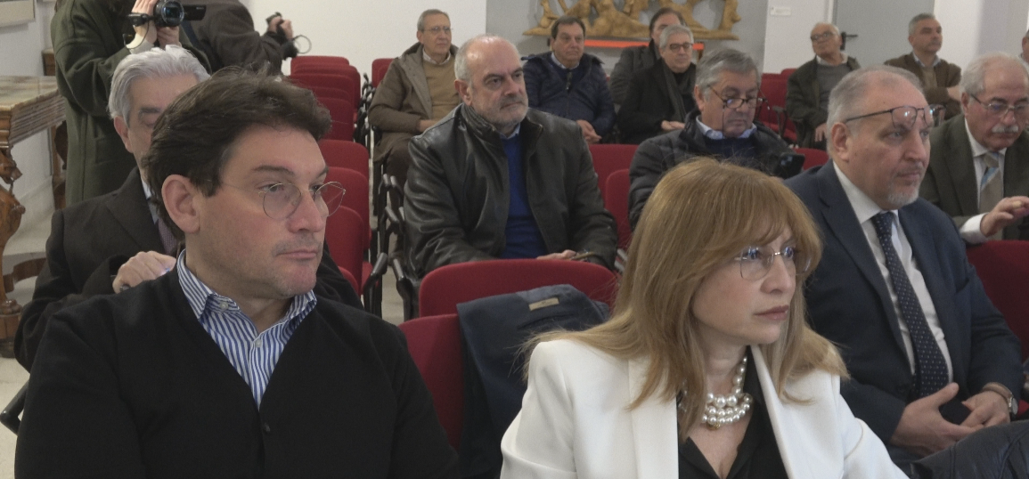 Elezioni provinciali, nessuna terzietà: Presidente di Seggio e Responsabile dell’ufficio elettorale in prima fila alla conferenza stampa politica di Mastella