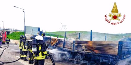 Autoarticolato in fiamme sull’autostrada: intervento dei Vigili del Fuoco a Lacedonia
