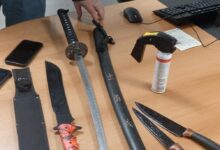 Benevento, controlli della Polizia: trovati machete e katana in auto, due giovani denunciati