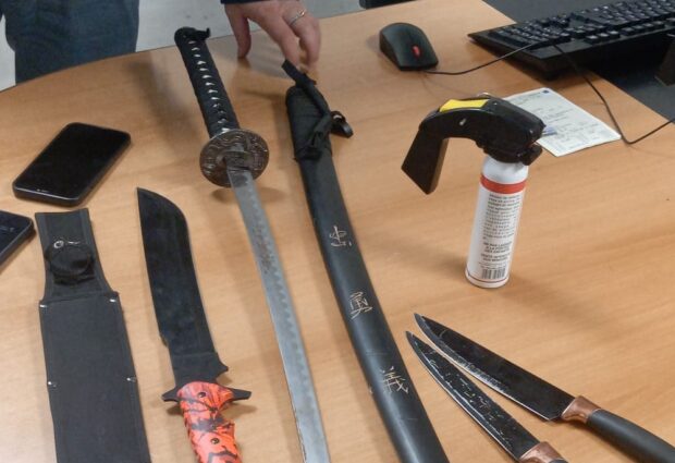 Benevento, controlli della Polizia: trovati machete e katana in auto, due giovani denunciati