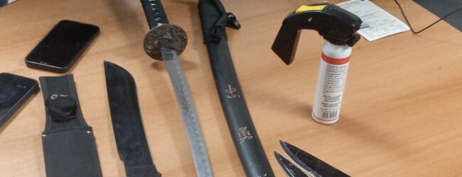 Benevento, controlli della Polizia: trovati machete e katana in auto, due giovani denunciati