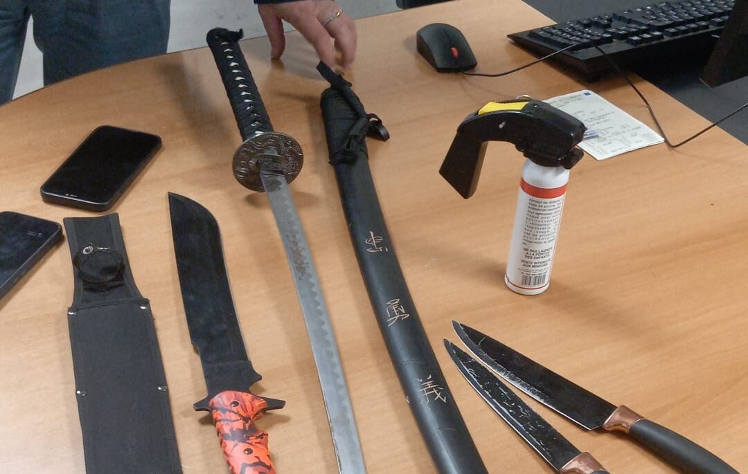 Benevento, controlli della Polizia: trovati machete e katana in auto, due giovani denunciati