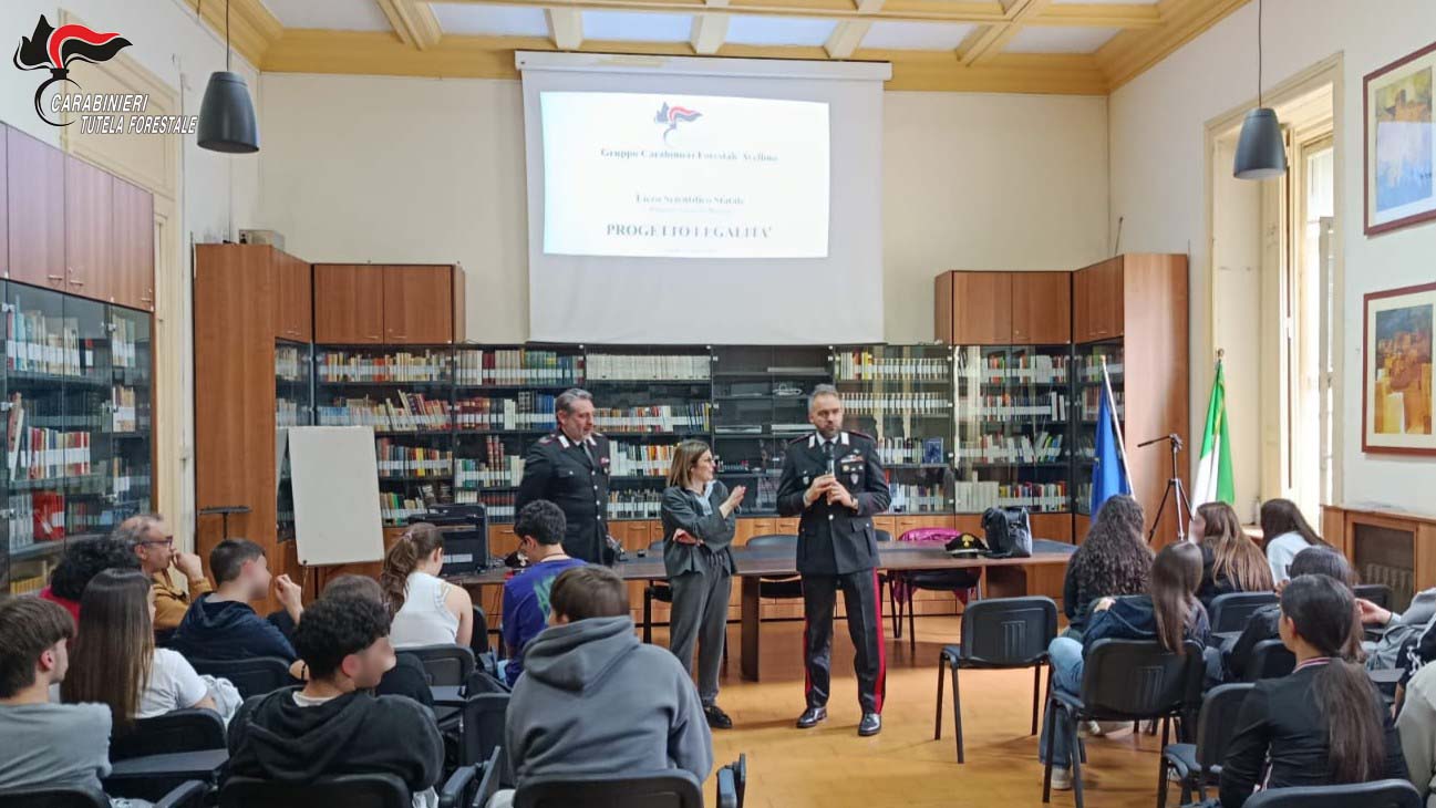 Avellino, progetto di legalita’: incontro di educazione ambientale svolto dai Carabinieri al liceo scientifico “P.S. Mancini”