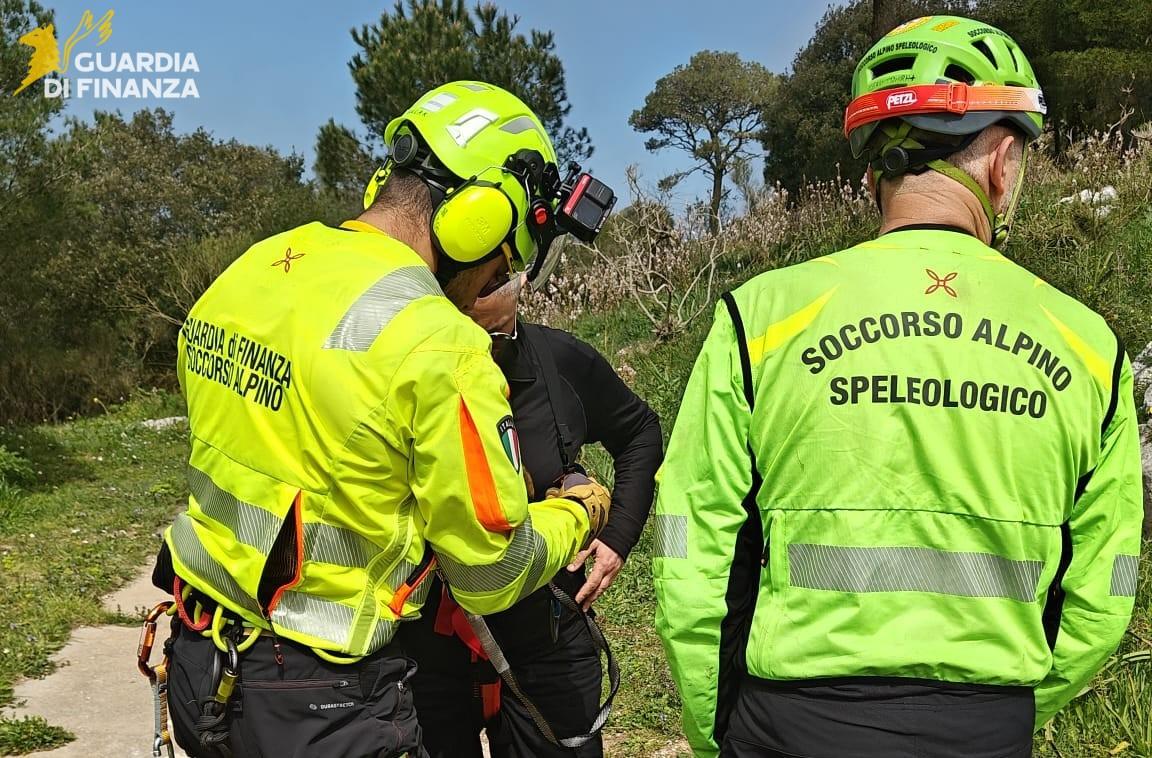Capri, intervento del Soccorso Alpino della Guardia di Finanza di Avellino: recuperata escursionista ferita