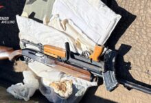 Quindici (AV) – Kalashnikov, fucile a pallettoni, munizioni e giubbotti antiproiettili nascosti in un casolare abbandonato: indagano i Carabinieri
