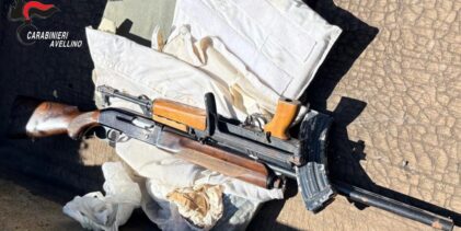 Quindici (AV) – Kalashnikov, fucile a pallettoni, munizioni e giubbotti antiproiettili nascosti in un casolare abbandonato: indagano i Carabinieri