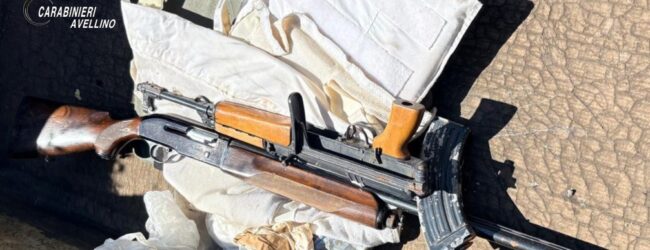 Quindici (AV) – Kalashnikov, fucile a pallettoni, munizioni e giubbotti antiproiettili nascosti in un casolare abbandonato: indagano i Carabinieri