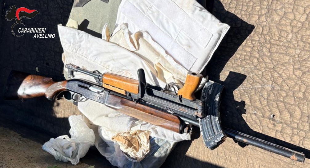 Quindici (AV) – Kalashnikov, fucile a pallettoni, munizioni e giubbotti antiproiettili nascosti in un casolare abbandonato: indagano i Carabinieri