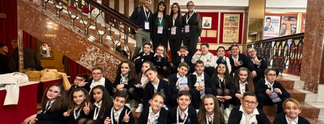I piccoli del De La Salle incantano il Global Education Festival: a Sanremo trionfa l’originalità del musical sulle janare