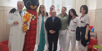 Tifosi della Curva sud al Fatebenefratelli per la consegna delle uova