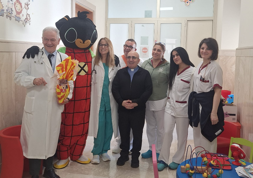 Tifosi della Curva sud al Fatebenefratelli per la consegna delle uova