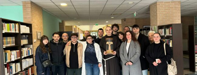 Il Forum dei Giovani Solofra dona centinaia di libri alla Biblioteca del Pain Control Center Hospice