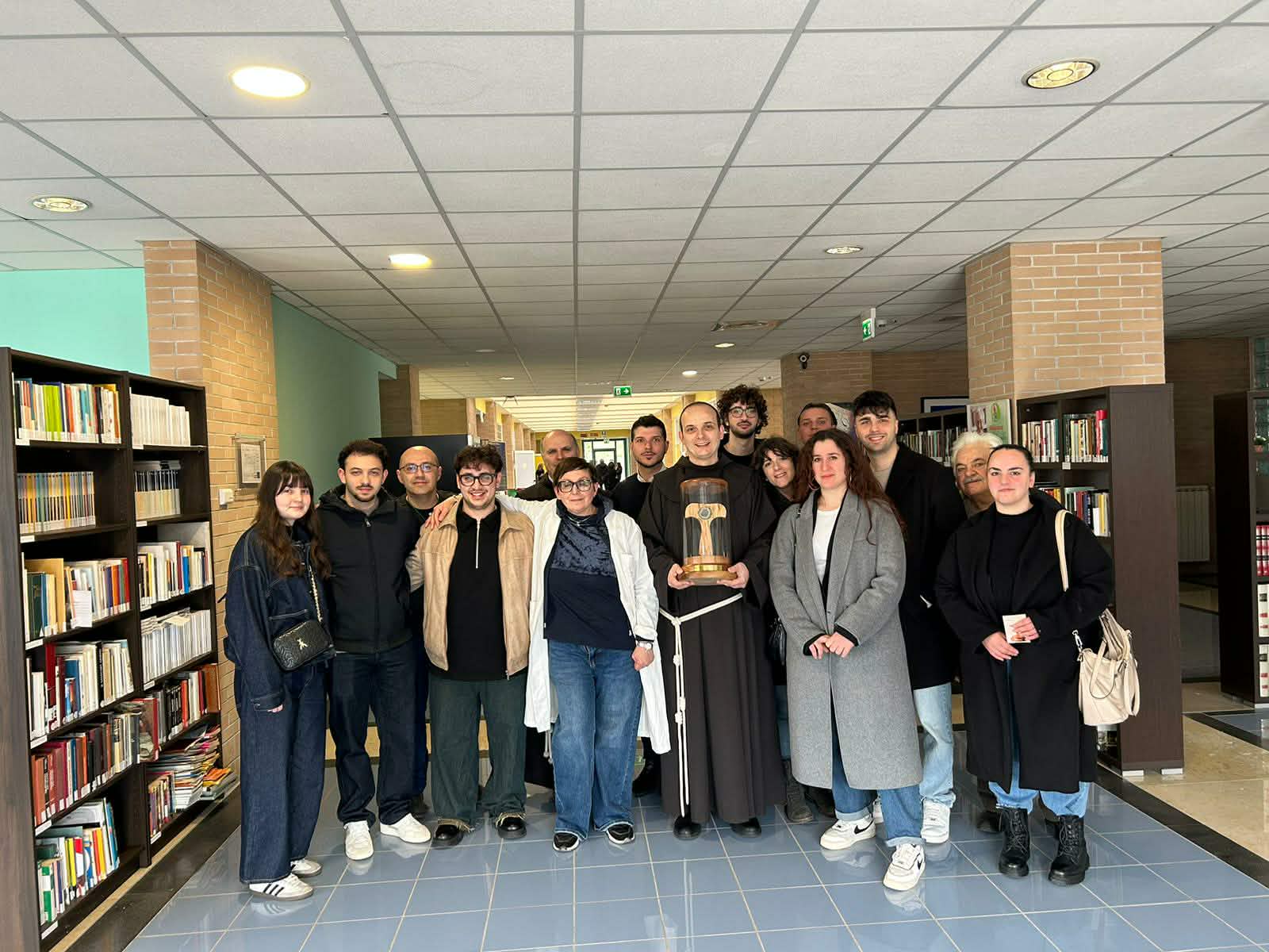 Il Forum dei Giovani Solofra dona centinaia di libri alla Biblioteca del Pain Control Center Hospice