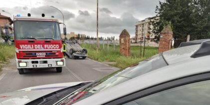 Incidente a Benevento in via dei Liguri Bebiani: si ribalta una Citroen C1, ferito un 57enne