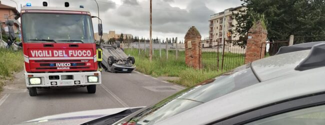 Incidente a Benevento in via dei Liguri Bebiani: si ribalta una Citroen C1, ferito un 57enne