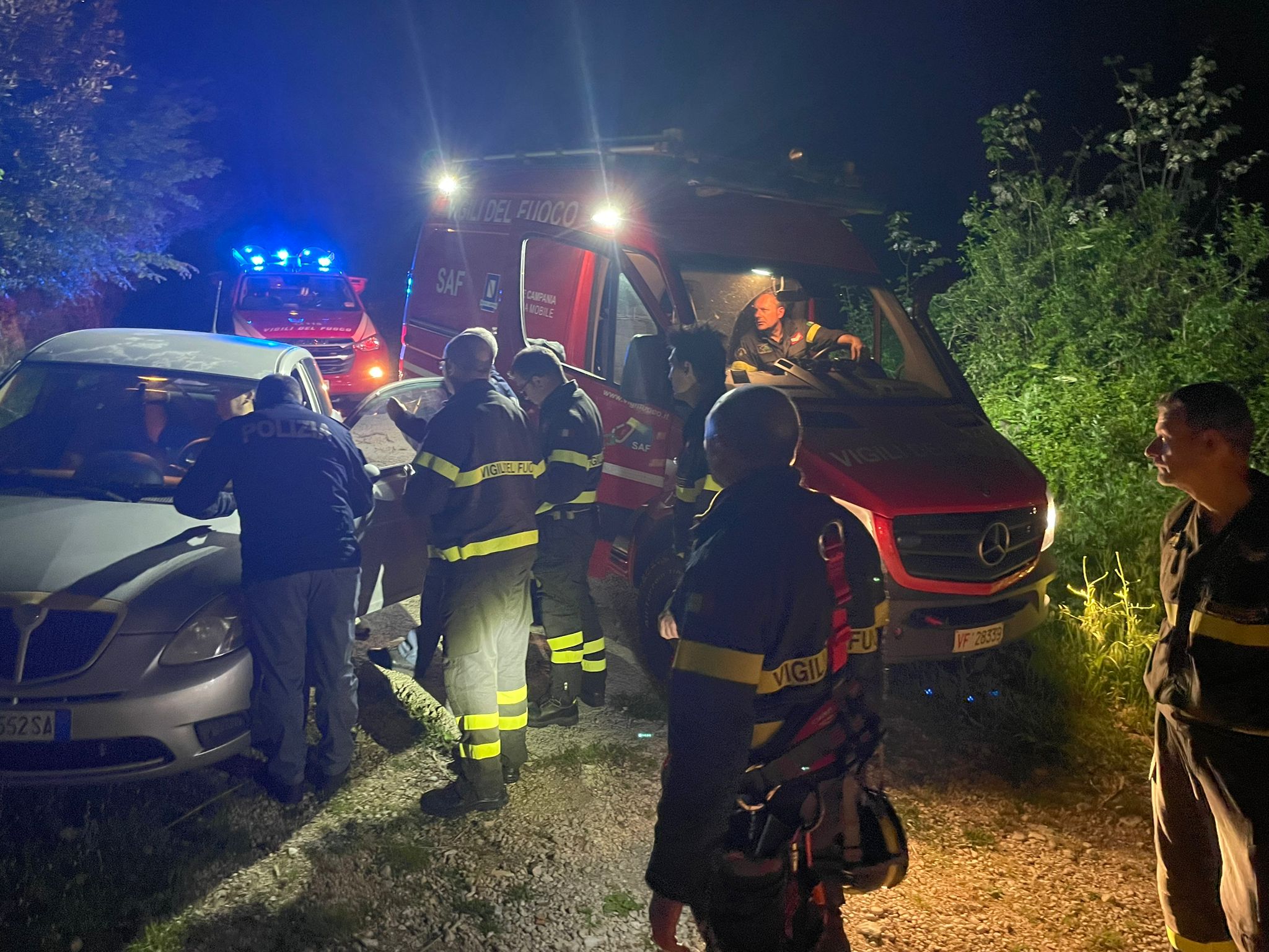 Faicchio, scivola in un burrone per 50 metri: 112 e Vigili del Fuoco lo localizzano con il cellulare e lo salvano