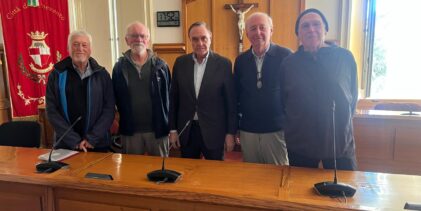 Pellegrini lungo la Francigena Sud, incontro al Comune con il sindaco Mastella 