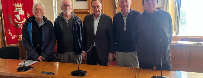 Pellegrini lungo la Francigena Sud, incontro al Comune con il sindaco Mastella 