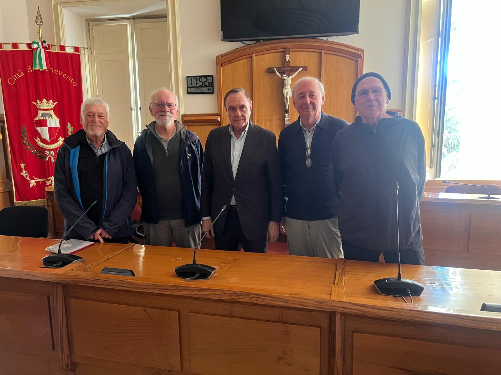 Pellegrini lungo la Francigena Sud, incontro al Comune con il sindaco Mastella 