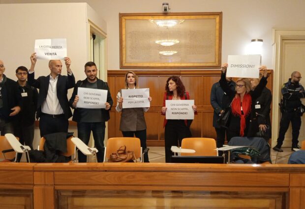 Consiglio, caso Santamaria: l’opposizione abbandona l’aula