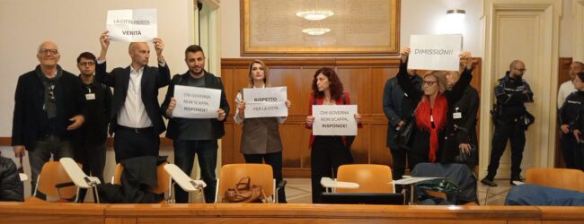 Consiglio, caso Santamaria: l’opposizione abbandona l’aula