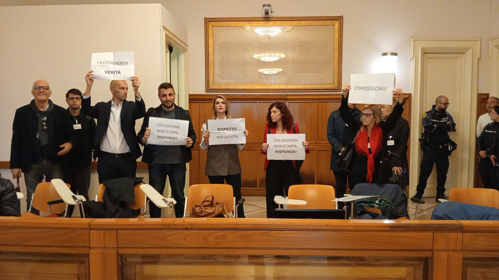 Consiglio, caso Santamaria: l’opposizione abbandona l’aula