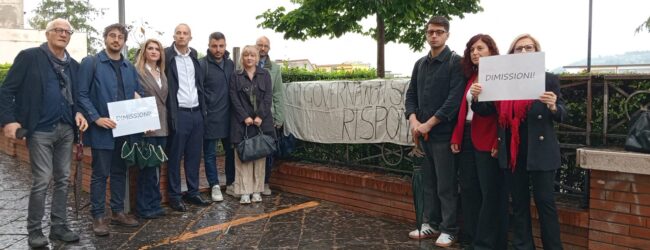 La protesta alza il tiro: dimissioni a Mastella da opposizione, PD e AVS