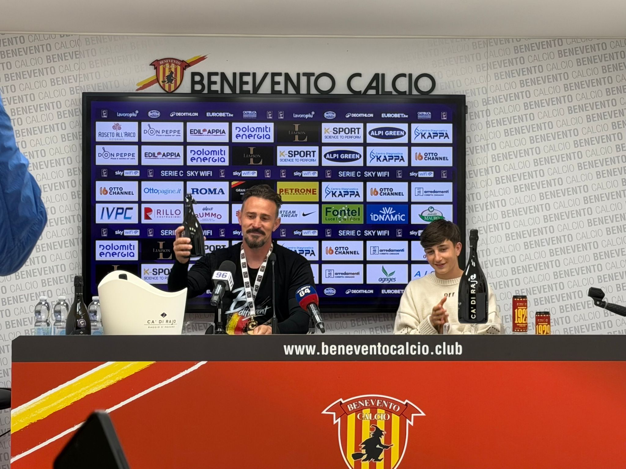 Benevento, Floro Flores: “Promozione che resta tatuata sulla pelle. Vigorito un visionario ed un folle. Ringrazio Auteri, onorato di essere qui”