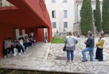 “Abitare il Paese”: studenti del Giannone esplorano lo spazio urbano tra le opere di Mimmo Paladino