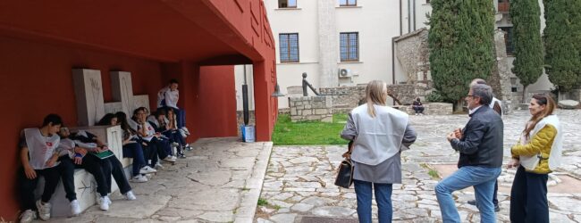 “Abitare il Paese”: studenti del Giannone esplorano lo spazio urbano tra le opere di Mimmo Paladino