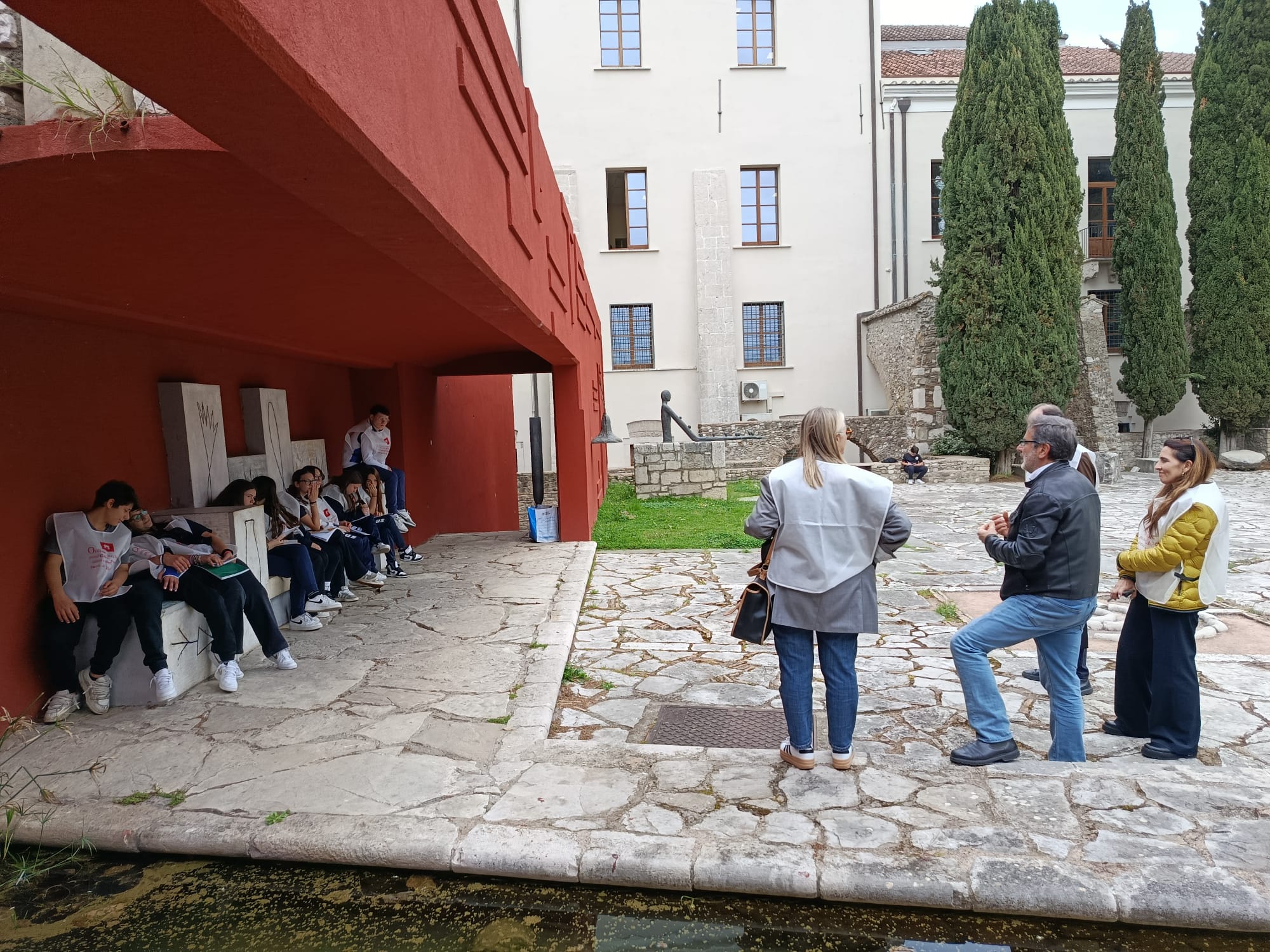 “Abitare il Paese”: studenti del Giannone esplorano lo spazio urbano tra le opere di Mimmo Paladino