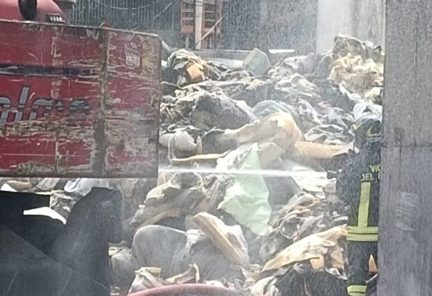 Incendio a Forchia, in fiamme un’azienda di trattamento rifiuti: vigili del fuoco al lavoro