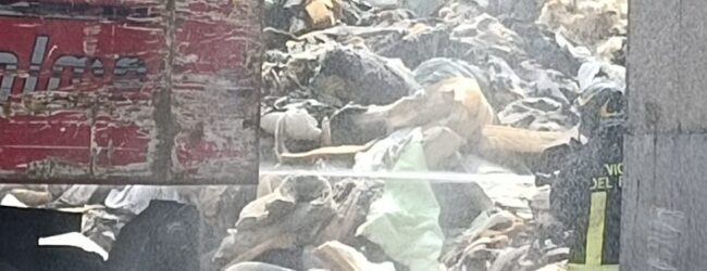 Incendio a Forchia, in fiamme un’azienda di trattamento rifiuti: vigili del fuoco al lavoro