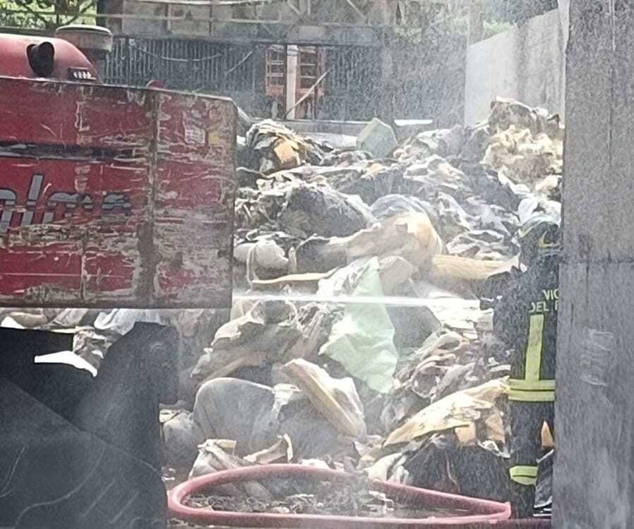 Incendio a Forchia, in fiamme un’azienda di trattamento rifiuti: vigili del fuoco al lavoro