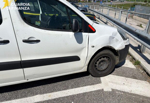 Finanza Avellino, intercettati con auto rubata si danno alla fuga. Inseguiti e arrestati