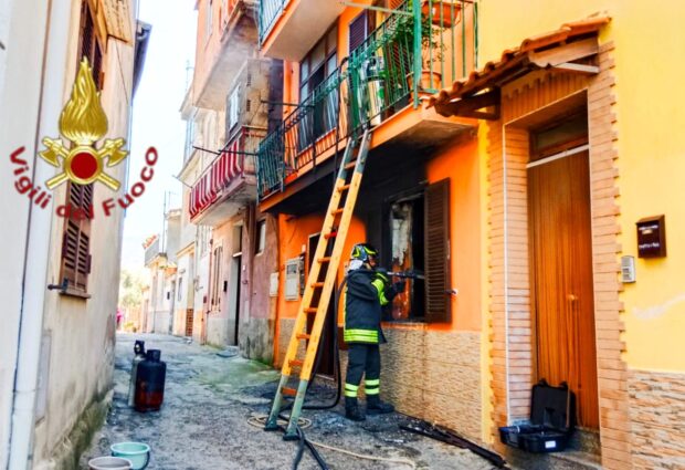 Incendio in abitazione a Taurano, donna gravemente ustionata: trasferita in centro grandi ustioni