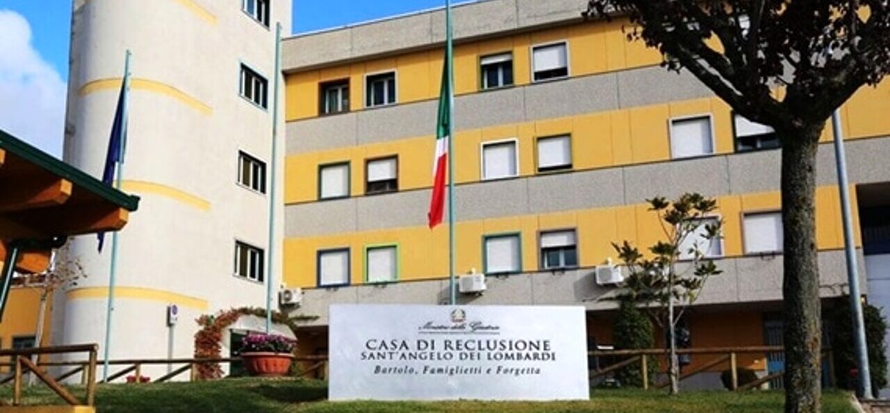 Incendio nel carcere di Sant’Angelo dei Lombardi, otto agenti intossicati