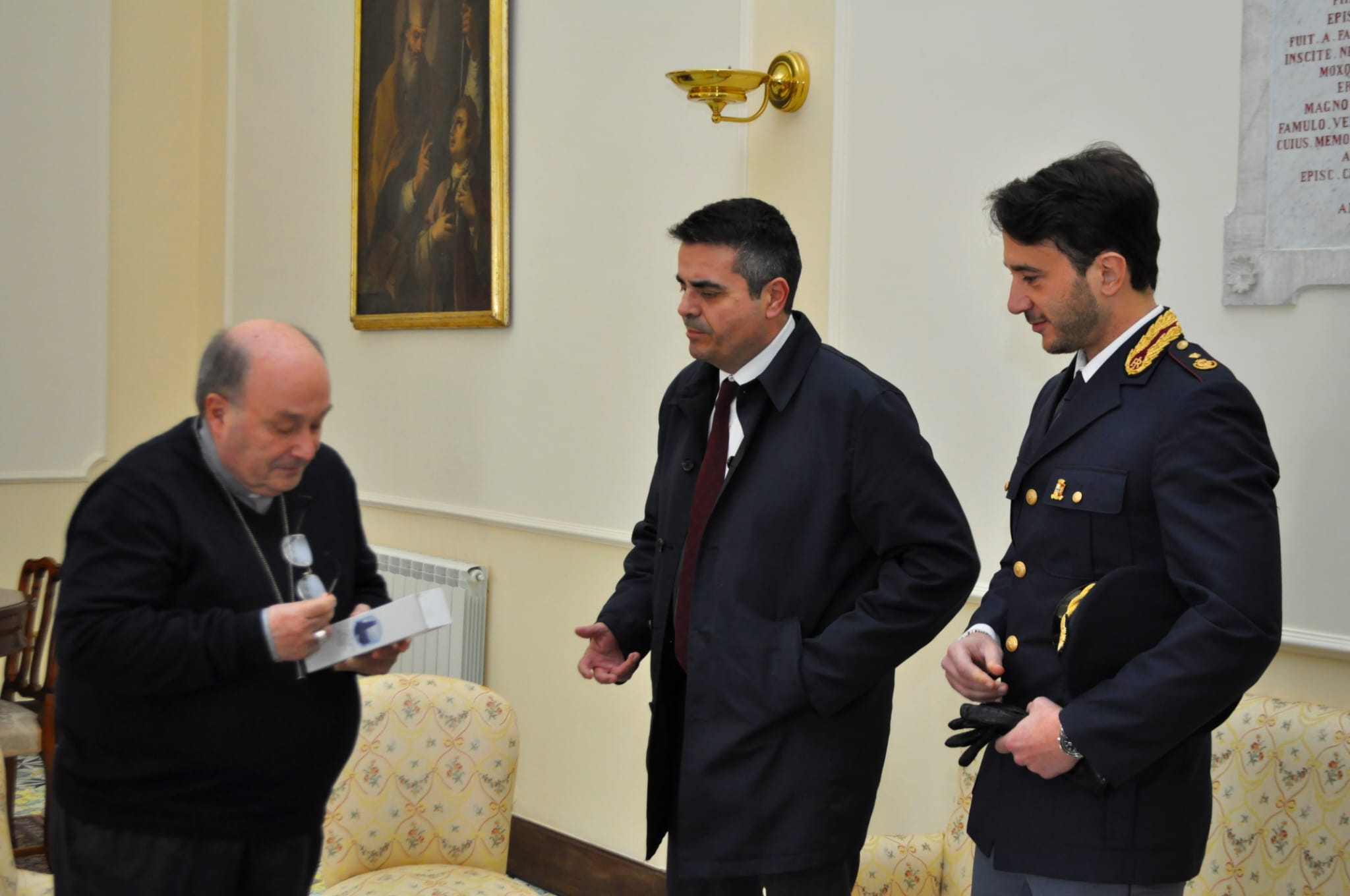 Questura Benevento: consegna olio di Capaci ai Vescovi delle Diocesi beneventane Pasqua 2026