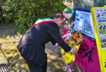 Anniversario delitto Delcogliano-Iermano, Mastella depone omaggio floreale alla stele in Villa