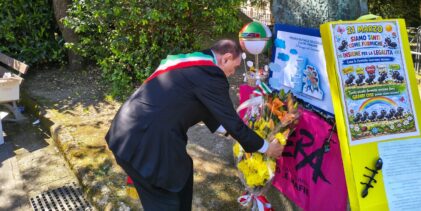 Anniversario delitto Delcogliano-Iermano, Mastella depone omaggio floreale alla stele in Villa