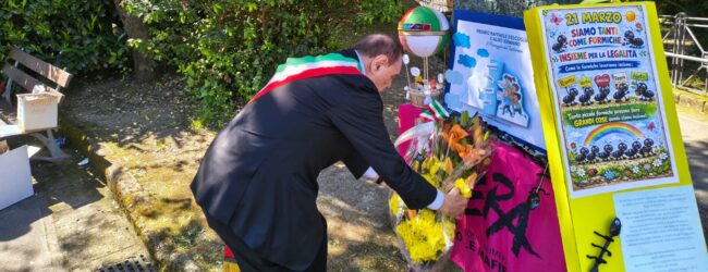 Anniversario delitto Delcogliano-Iermano, Mastella depone omaggio floreale alla stele in Villa