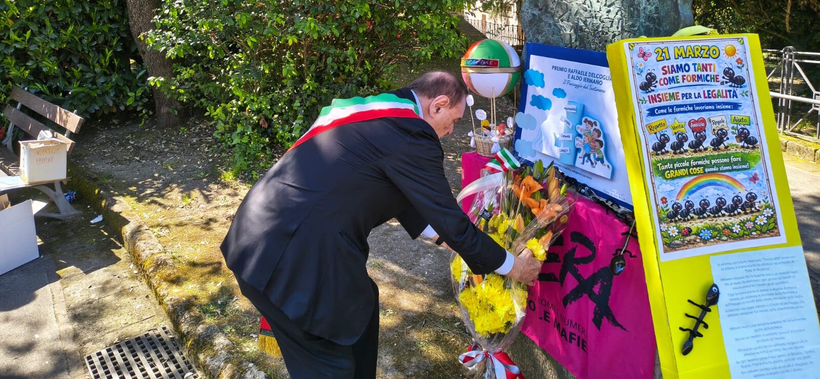 Anniversario delitto Delcogliano-Iermano, Mastella depone omaggio floreale alla stele in Villa