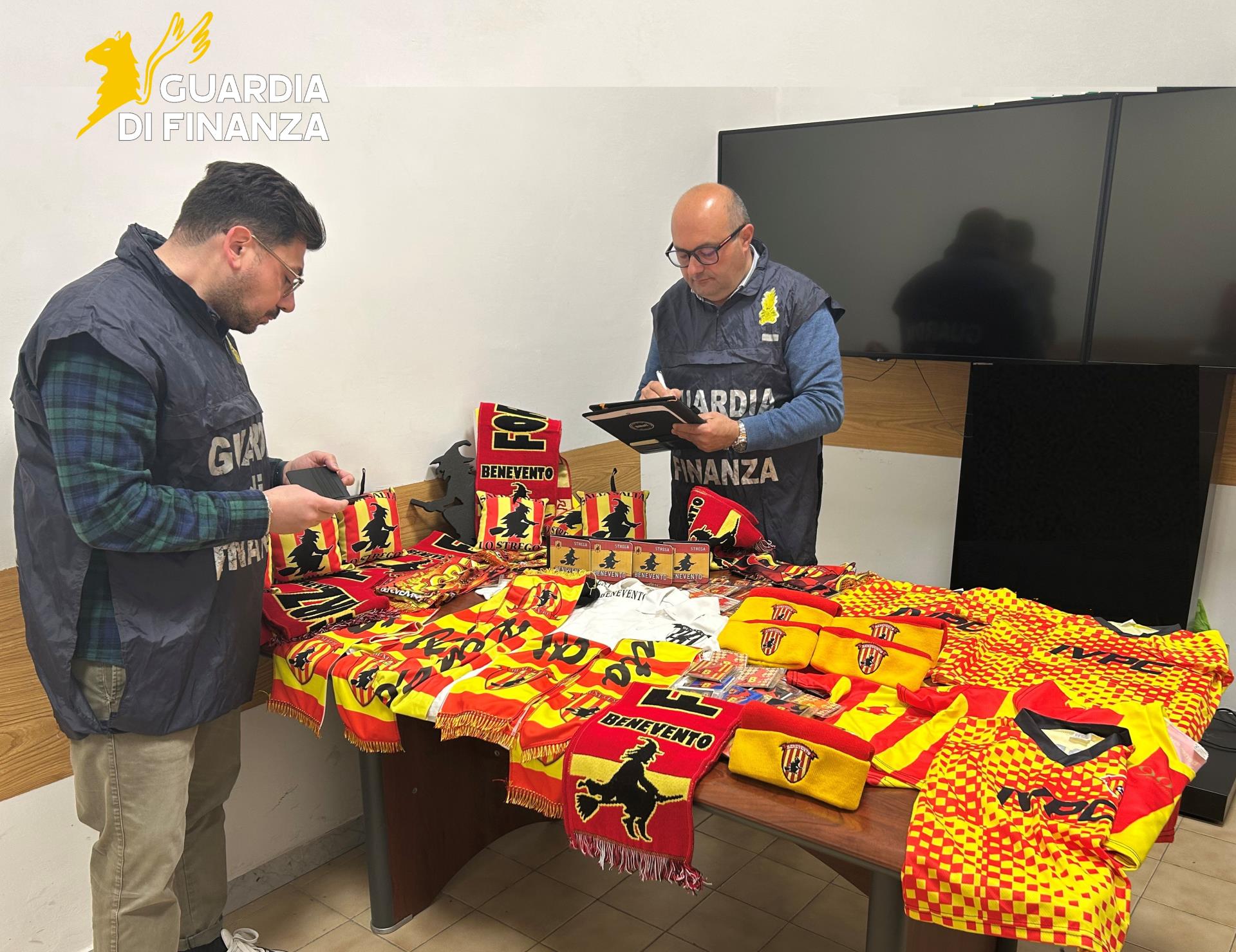 Benevento, sequestrati gadget falsi del Benevento Calcio: denunciato un commerciante