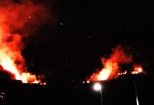 Ischia, vasto incendio sul Monte Epomeo: le fiamme lambiscono alcune abitazioni