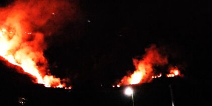 Ischia, vasto incendio sul Monte Epomeo: le fiamme lambiscono alcune abitazioni