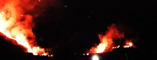 Ischia, vasto incendio sul Monte Epomeo: le fiamme lambiscono alcune abitazioni